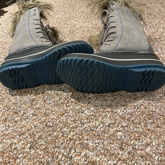 Snow boots with Thinsulate. Very warm and comfortable. Worn a few times. - Picture 2 of 3
